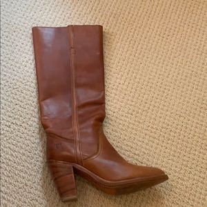 Adorable high heeled boots